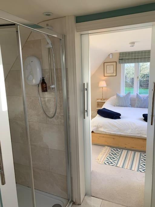 Annexe Near Malmesbury / Tetbury Lägenhet Hankerton Exteriör bild
