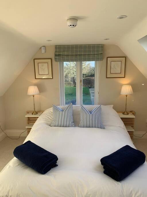 Annexe Near Malmesbury / Tetbury Lägenhet Hankerton Exteriör bild